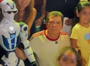 Prefeito petista gasta R$ 277 mil em robôs humanoides no interior do Ceará