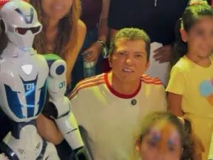 Prefeito petista gasta R$ 277 mil em robôs humanoides no interior do Ceará