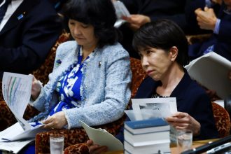 Premiê do Japão é criticada após dizer que maquiagem e tarefas domésticas a afastam do Parlamento