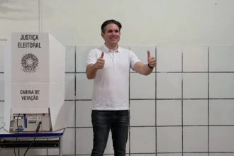 Presidente da Câmara, Hugo Motta vota para presidente na PB no 2º turno das eleições