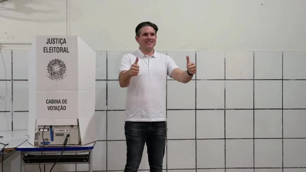 Presidente da Câmara, Hugo Motta vota para presidente na PB no 2º turno das eleições