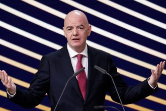 Presidente da FIFA recebeu US$ 1,7 milhão não declarado da Copa do Mundo, diz TV