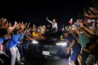 Presidente da Venezuela acusa María Corina Machado de transformar sua volta ao país em 'espetáculo'