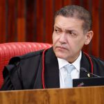 Presidente do TSE derruba 20 postagens contra Lula e proíbe que Flávio e aliados republiquem conteúdo