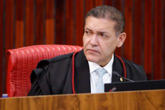 Presidente do TSE derruba 20 postagens contra Lula e proíbe que Flávio e aliados republiquem conteúdo