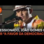 Pressionado a se posicionar, João Gomes diz ser “a favor da democracia”