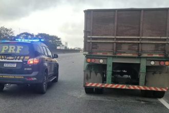 PRF recupera semirreboque roubado durante fiscalização na Via Dutra, em Itatiaia