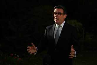 Primeiro-ministro britânico diz estar aberto a pedido formal de desculpas pela escravidão, mas descarta reparações financeiras