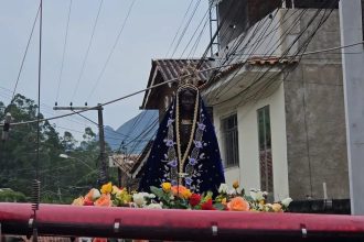 Procissão reúne mais de 500 fiéis em homenagem a Nossa Senhora Aparecida em Nova Friburgo
