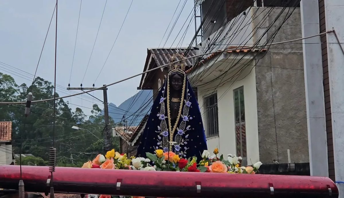 Procissão reúne mais de 500 fiéis em homenagem a Nossa Senhora Aparecida em Nova Friburgo