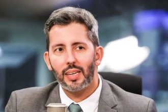 Professor e sociólogo, Leandro Grass tenta vencer Celina Leão pelo governo do DF