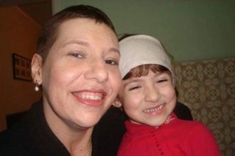 Professora vence o câncer de mama e passa a acolher outras pacientes com a doença: ‘Há vida após o câncer’