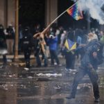 Professores e estudantes protestam contra cortes nas universidades na Argentina