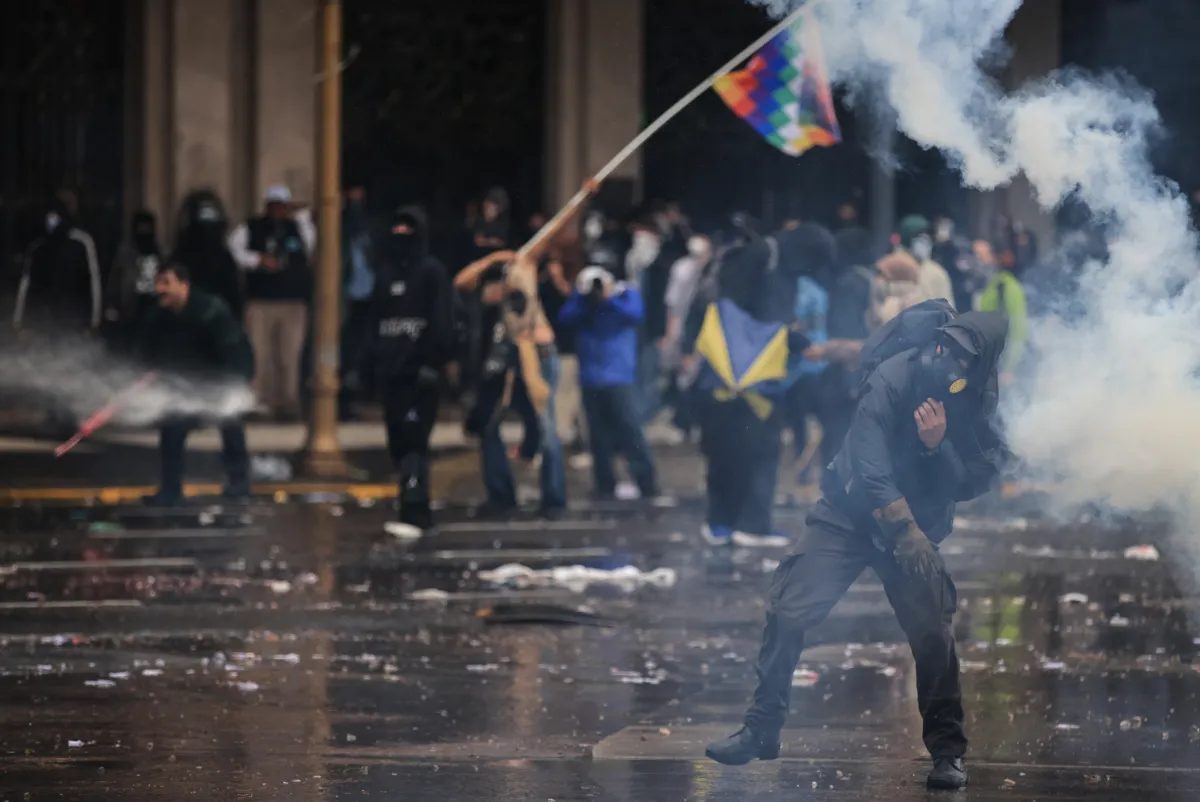 Professores e estudantes protestam contra cortes nas universidades na Argentina