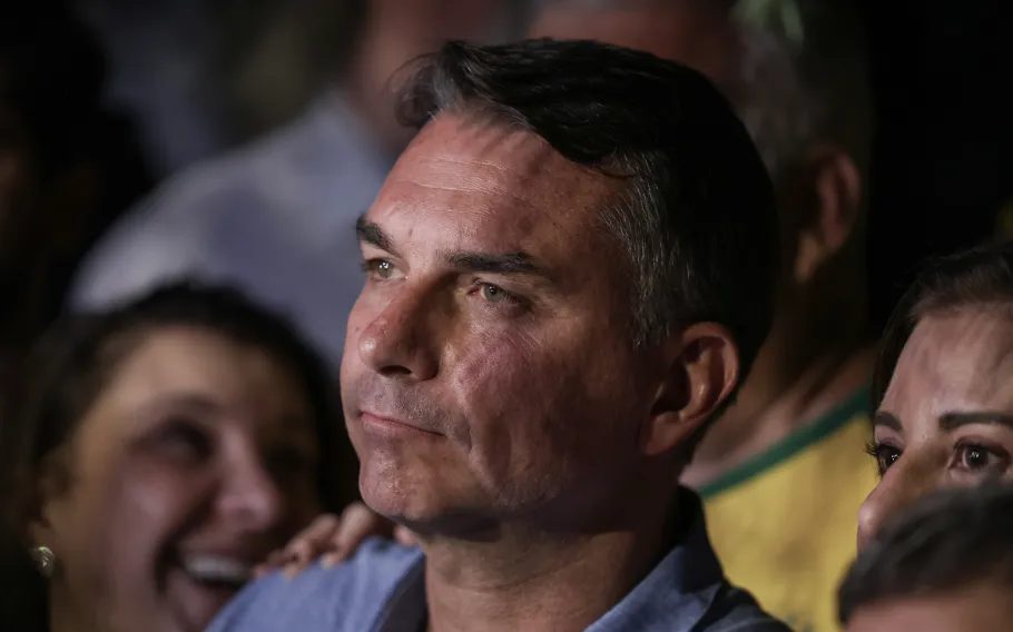 Programa eleitoral de Flávio vai ao ar sem som