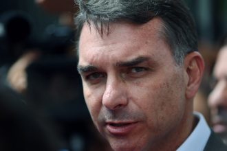 Proibição de Flávio Bolsonaro deixar o país era medida lógica após cancelamento do passaporte, diz Moraes
