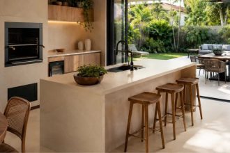 Projetos valorizam áreas gourmet cada vez mais conectadas à casa