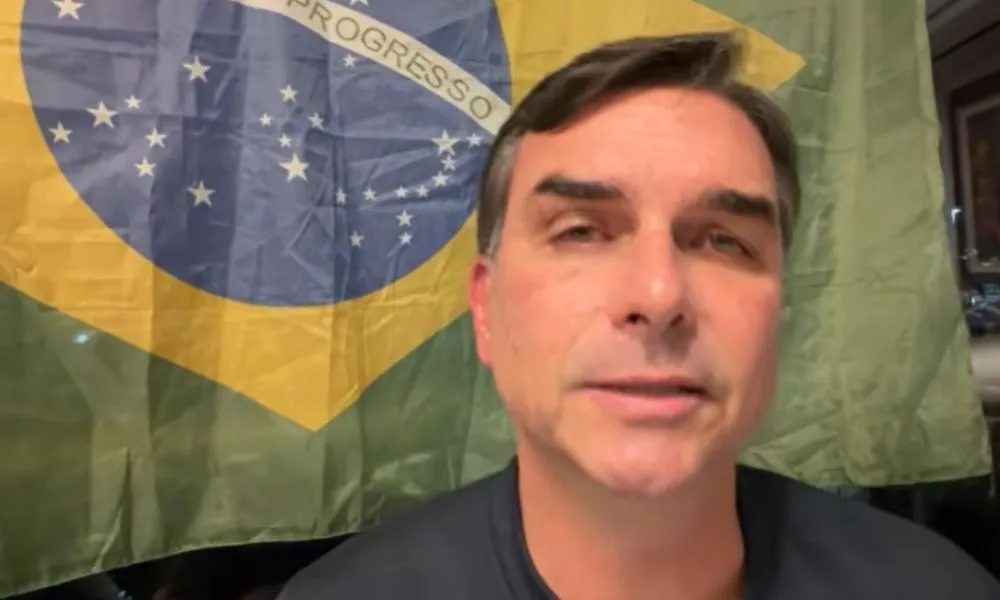 Propaganda de Flávio que teve problema em áudio será reexibida, diz TSE