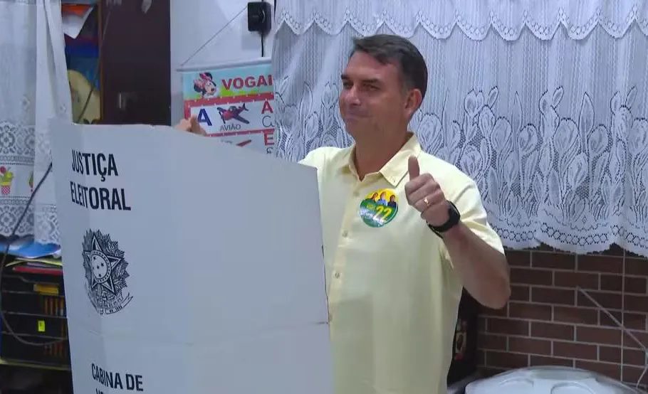 Propostas de candidatos derrotados no 1º turno se aproximam mais de Flávio