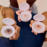Prótese de mamilo de silicone busca recuperar aparência da mama e ajuda mulheres a reconstruir autoestima
