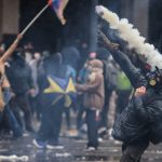 Protesto estudantil contra cortes em universidades termina em confronto com a polícia na Argentina