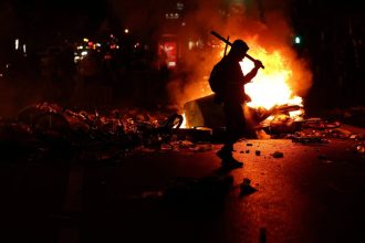 Protestos na França: primeiro-ministro francês pede toque de recolher a prefeitos
