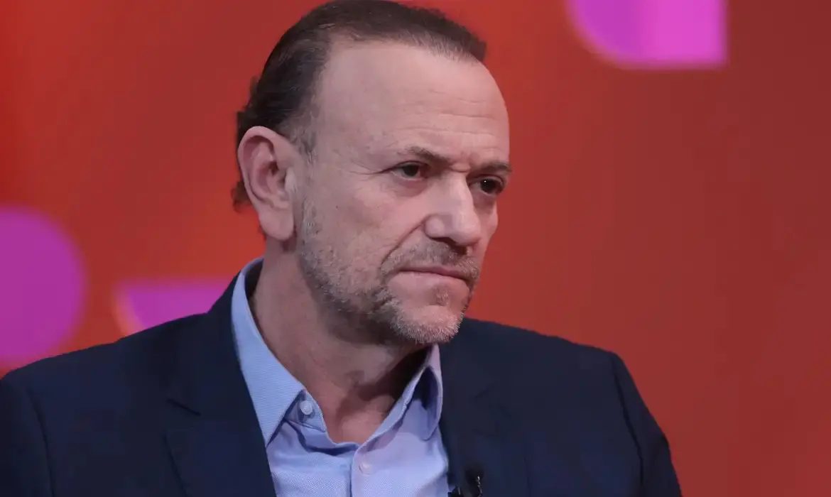 PT acusa Globo de tratamento desigual entre Lula e Flávio Bolsonaro