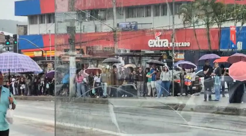 PT denuncia à Justiça Eleitoral que SP opera com apenas 60% da frota de ônibus no dia da eleição; passageiros relatam longas esperas