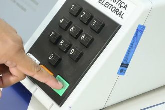 Quanto tempo leva para votar no segundo turno? Veja quantos cargos aparecem na urna