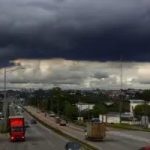 Quarta-feira: temporais e frente fria atuam no país