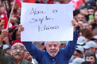 Quebra de sigilo: Lula diz que Flávio Bolsonaro trucou e que 'não tem nenhuma carta boa, só tem mentira'