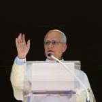 Quem comanda a Igreja Católica durante a recuperação do papa Leão 14 após a cirurgia contra câncer?
