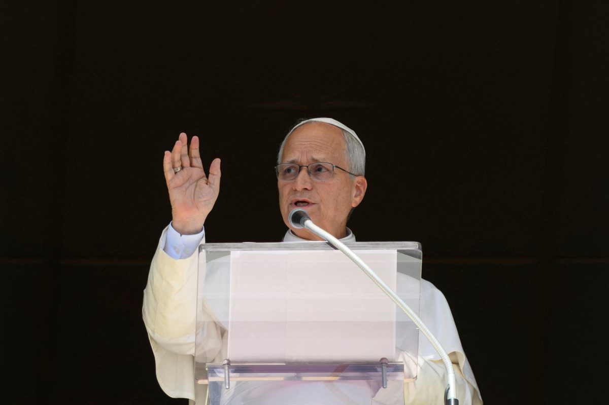 Quem comanda a Igreja Católica durante a recuperação do papa Leão 14 após a cirurgia contra câncer?