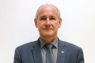 Quem é o procurador que pediu expulsão de Bolsonaro do Exército e recebeu medalha militar