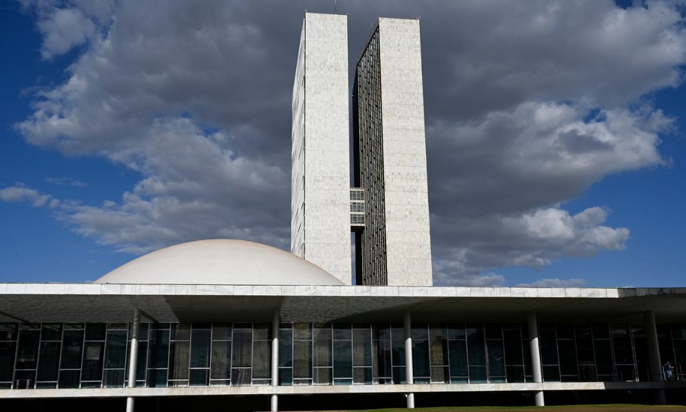Quem prepara o Orçamento da União e qual é o papel do presidente?