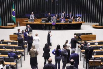 Reeleição de Lula e fuga de Flávio dividem opiniões na Câmara