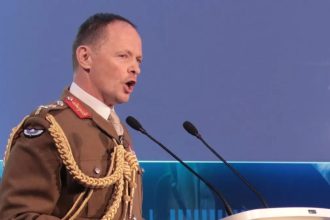 Reino Unido: chefe do Exército diz que governo deve preparar população para guerra