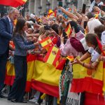 Reis da Espanha são recebidos com festa por multidão em Ceuta