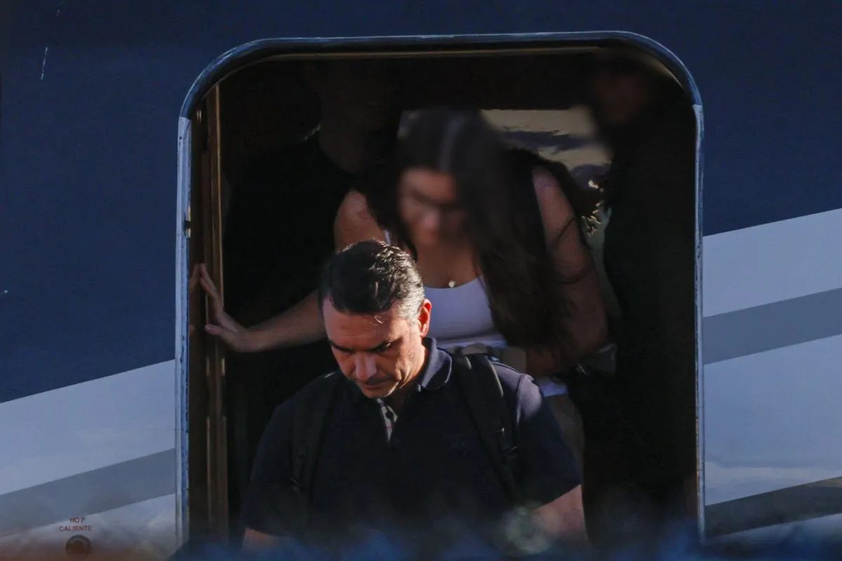 'Ridículo', 'ofensa', 'olhar para frente': a reação após Flávio fugir, se dizer 'presidente eleito', apagar e falar que é 'líder do Brasil'