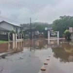 Ruas de cidade do Paraná alagam após 120 mm de chuva em sete horas