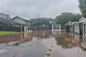 Ruas de cidade do Paraná alagam após 120 mm de chuva em sete horas
