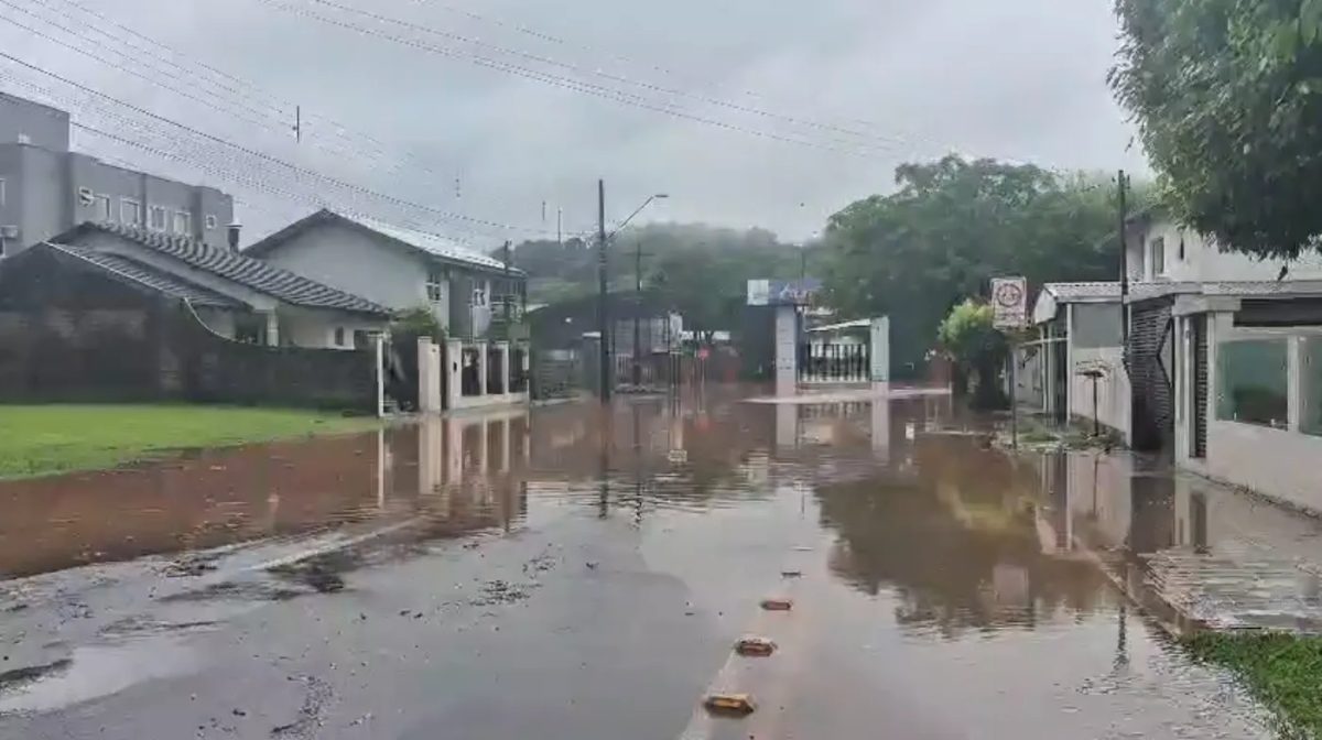 Ruas de cidade do Paraná alagam após 120 mm de chuva em sete horas