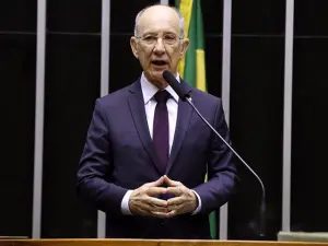 Rui Falcão aciona STF e pede afastamento de Nunes Marques do TSE