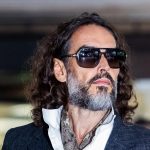 Russell Brand comparece ao início de seu julgamento por estupro no Reino Unido