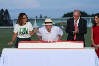 Saiba quais autoridades estiveram no aniversário de Lula