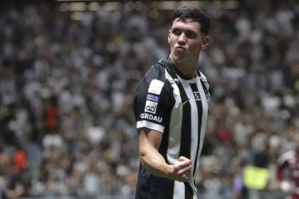 Santos leva virada do Altético-MG com gol de bicicleta aos 51