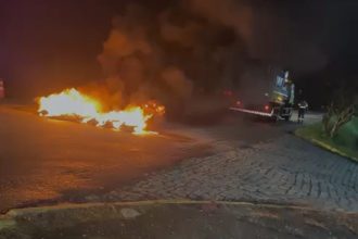 Sem água há três dias: moradores protestam e bloqueiam a RJ-116 em Cachoeiras de Macacu