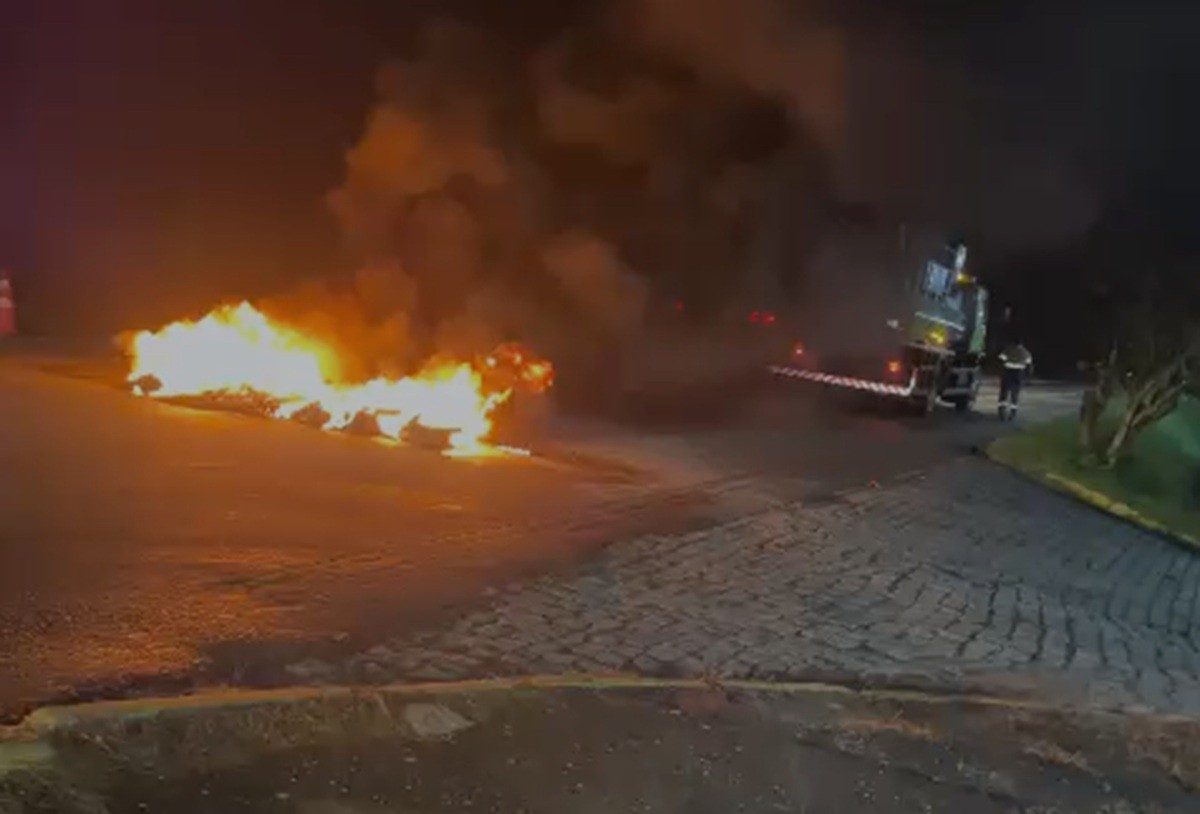 Sem água há três dias: moradores protestam e bloqueiam a RJ-116 em Cachoeiras de Macacu