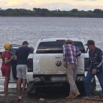 Sem saber nadar, único sobrevivente se agarrou a bomba de água após caminhonete cair no Rio Grande, no interior de SP