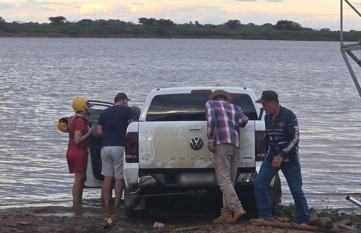 Sem saber nadar, único sobrevivente se agarrou a bomba de água após caminhonete cair no Rio Grande, no interior de SP